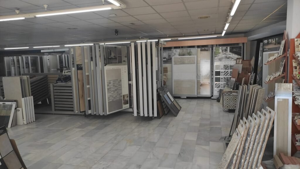 Sala de exposición de azulejos y pavimentos de Calería Los 9 en Jerez