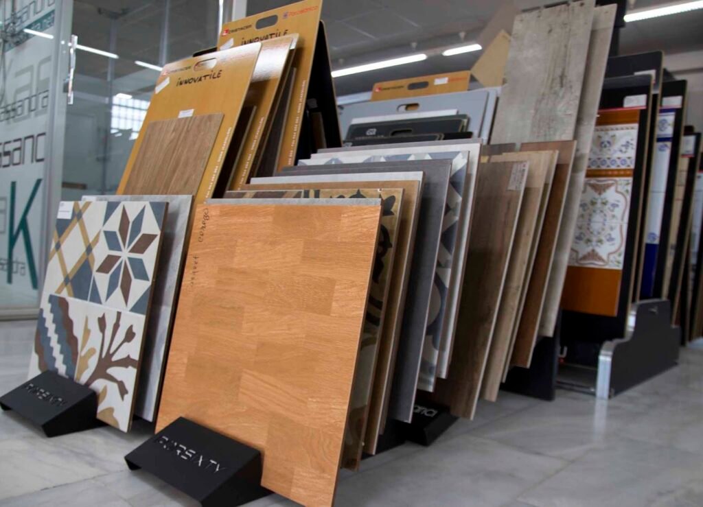 Muestrario de baldosas de estilo hidráulico y porcelánico imitación madera