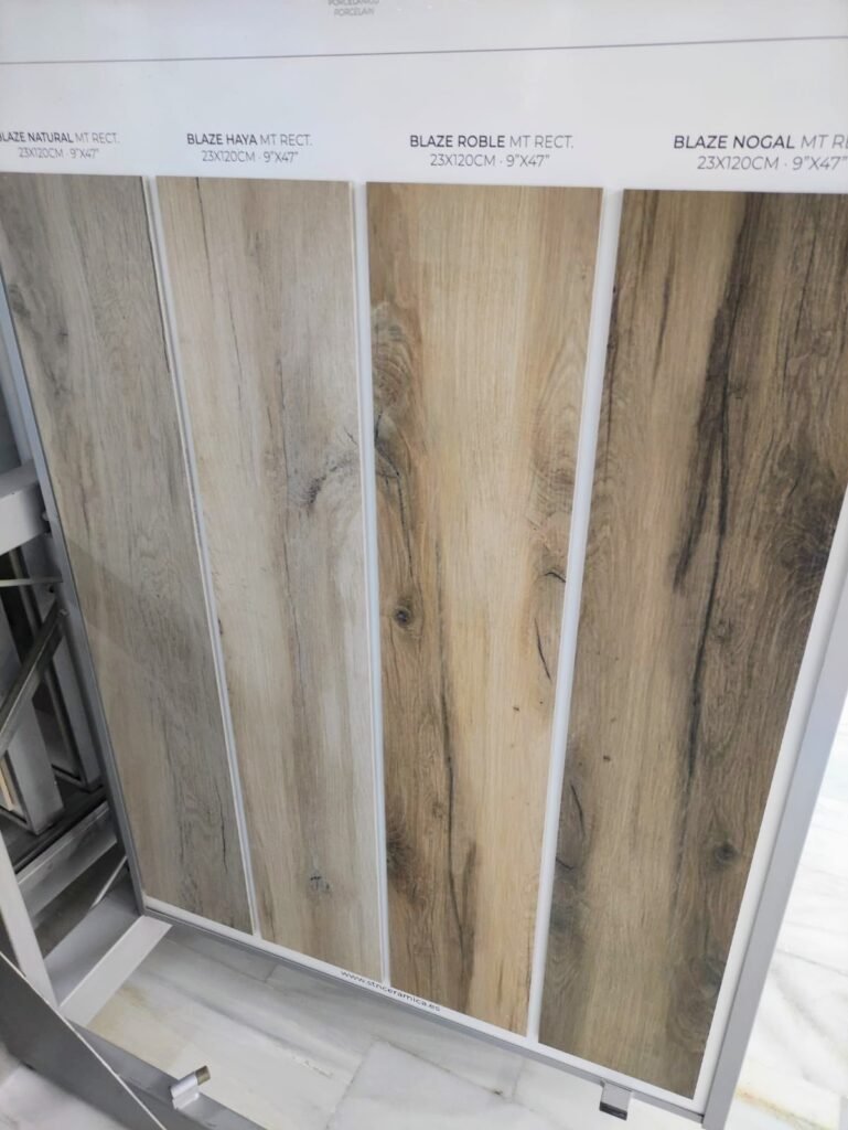 Detalle de porcelánico imitación madera con junta fina